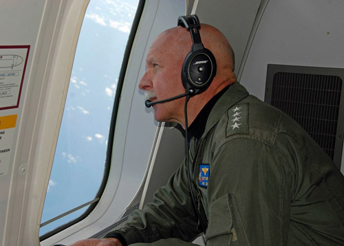 Chỉ huy Hạm đội Thái Bình Dương Mỹ Scott Swift tham gia tuần thám Biển Đông - Ảnh: CPF