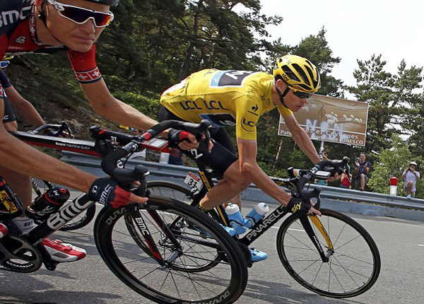 Chris Froome (phải) và đội Sky gặp nhiều điều tiếng tại Tour de France năm nay - Ảnh: AFP