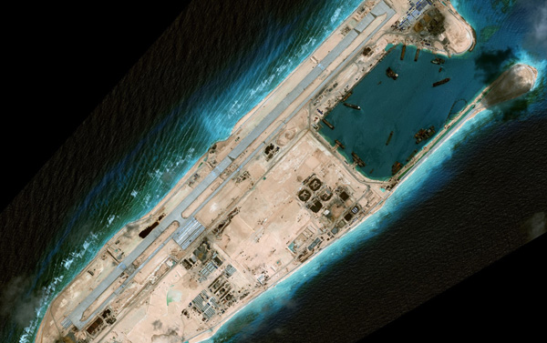 Hình ảnh vệ tinh chụp hoạt động xây dựng phi pháp của Trung Quốc ở Đá Chữ Thập ngày 13.7 - Ảnh: DigitalGlobe