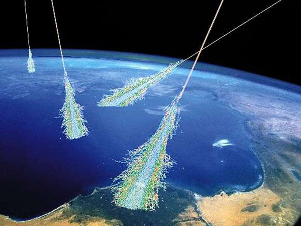 Minh họa các chùm tia vũ trụ đổ xuống bề mặt trái đất - Ảnh: NASA
