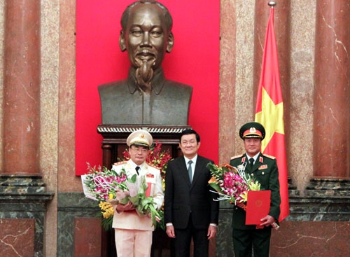 Chủ tịch nước Trương Tấn Sang trao Quyết định thăng quân hàm từ Trung tướng lên Thượng tướng cho đồng chí Bùi Quang Bền và đồng chí Phương Minh Hòa