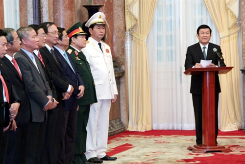 Chủ tịch nước Trương Tấn Sang phát biểu giao nhiệm vụ cho 2 đồng chí vừa được thăng quân hàm Thượng tướng