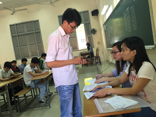 Thí sinh làm thủ tục dự thi THPT quốc gia 2015 tại cụm thi Trường ĐH Sài Gòn