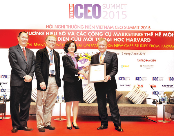 Bà Bùi Thị Hương, Giám đốc điều hành Vinamilk đại diện công ty nhận giải thưởng doanh nghiệp đứng đầu Top 10 thương hiệu uy tín nhất trên truyền thông năm 2015 - Ảnh: Cao Hà Mai