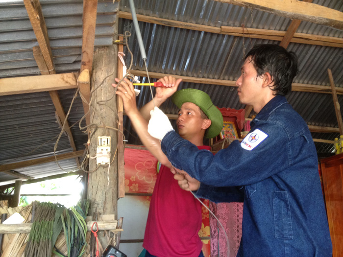 Nhóm thợ điện trẻ tình nguyện sửa điện cho người dân ở ấp Hòa Hiệp, xã Bình Hòa Tây - Ảnh: Lê Thanh