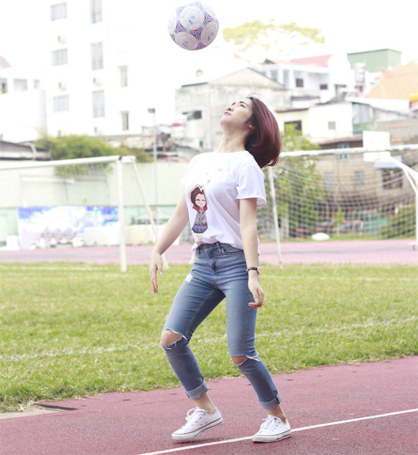 Hòa Minzy trổ tài tâng bóng - Ảnh: Châu Nguyên