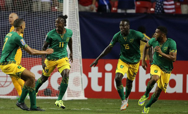 Niềm vui vỡ òa của các cầu thủ Jamaica sau khi ghi bàn vào lưới đội Mỹ - Ảnh: AFP
