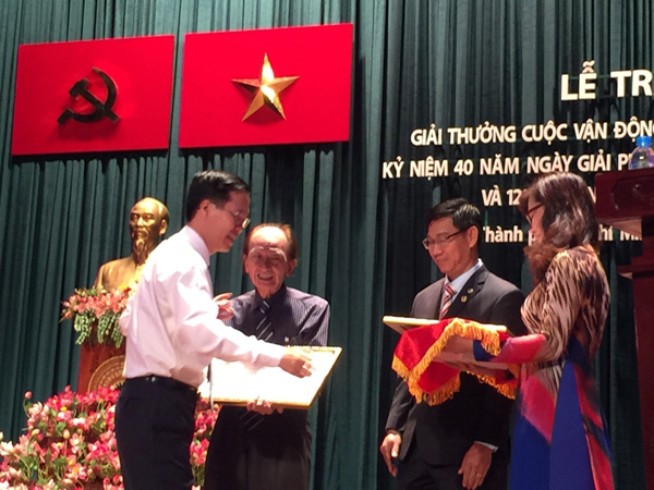 Phó bí thư Thành ủy TP.HCM Võ Văn Thưởng trao giải A cho hai tác giả Nguyễn Văn Nam và Nguyễn Văn Toàn