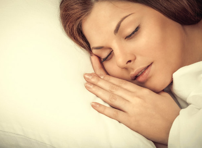 Ngủ với mùi hương và âm thanh dễ chịu giúp ta ngủ ngon - Ảnh: Shutterstock