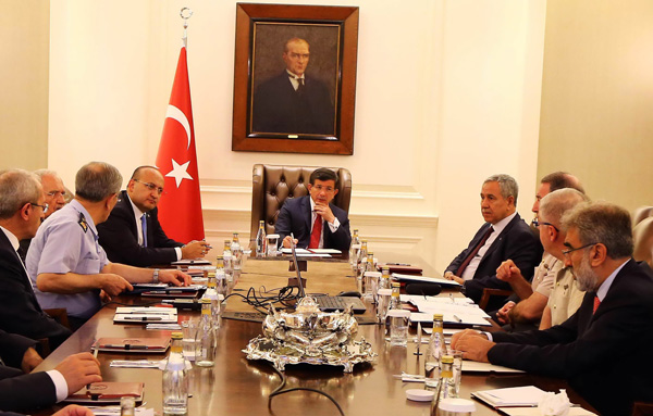 Cuộc họp an ninh đặc biệt giữa Thủ tướng Davutoglu (giữa) cùng các quan chức an ninh tại Ankara ngày 25.7 - Ảnh: AFP