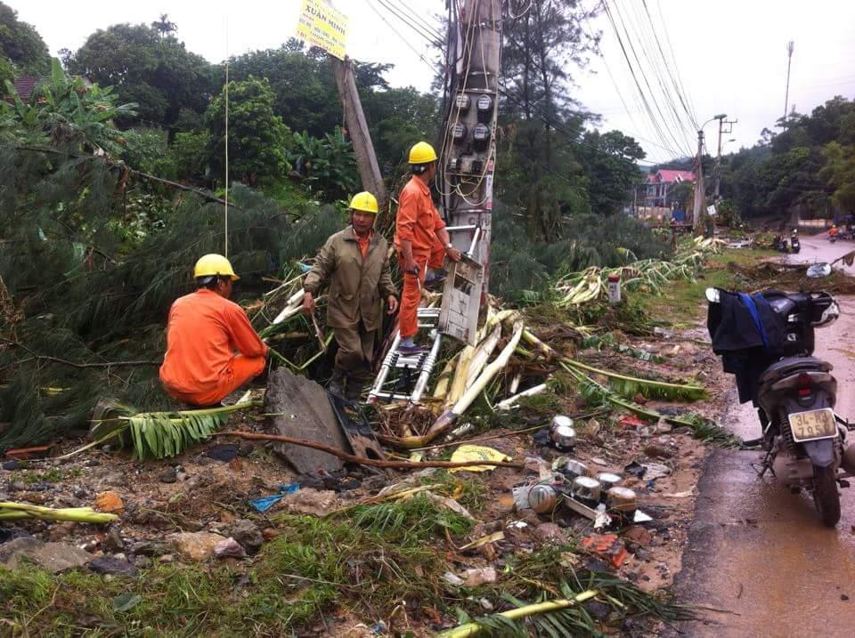 Ngành điện tổ chức sửa chữa các đường dây bị sự cố