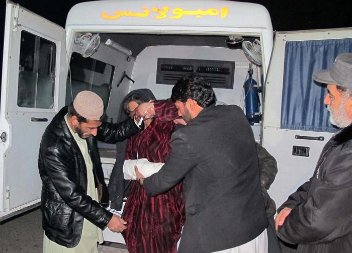Một phụ nữ được đưa đến bệnh viện sau vụ binh sĩ Afghanistan bắn nhầm pháo cối vào một tiệc cưới hồi cuối tháng 12.2014 - Ảnh: AFP