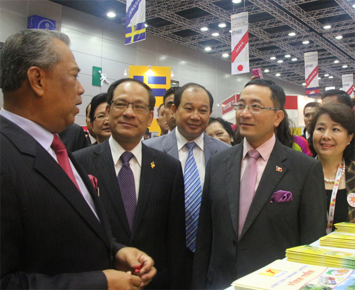 Phó thủ tướng Malaysia Muhyiddin Yassin (bìa trái) và Tổng thư ký ASEAN Lê Lương Minh (thứ hai từ trái sang) thăm gian hàng của VN tại Hội nghị triển lãm doanh nghiệp nhỏ và vừa ASEAN ở Malaysia hồi tháng 5	- Ảnh: TTXVN