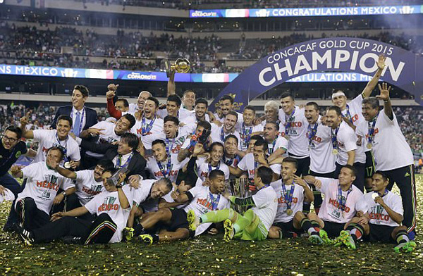 Các cầu thủ Mexico ăn mừng chức vô địch - Ảnh: AFP