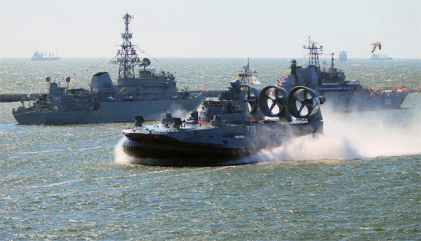 Tàu chiến Nga diễn tập cho lễ kỷ niệm ngày hải quân hôm 26.7	- Ảnh: Sputnik