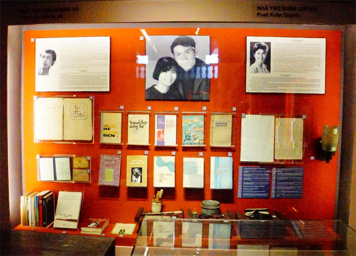 Góc trưng bày nhà thơ, nhà văn Lưu Quang Vũ - Xuân Quỳnh tại Bảo tàng Văn học VN - Ảnh: Ngọc Thắng