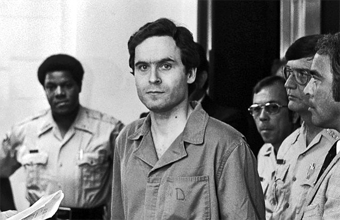 Kẻ sát nhân máu lạnh Ted Bundy trong phiên tòa trước khi bị tử hình vào năm 1989 - Ảnh: Getty