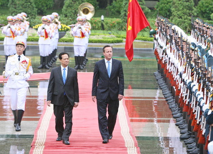 Thủ tướng Nguyễn Tấn Dũng và Thủ tướng David Cameron duyệt đội danh dự tại Hà Nội ngày 29.7 - Ảnh: TTXVN