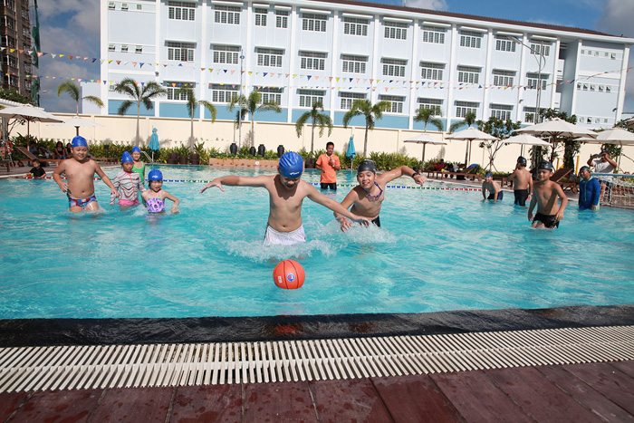 Các hoạt động thể thao dưới nước và các khóa học bơi miễn phí dành riêng cho con em cư dân đang được tổ chức hàng tuần tại hồ bơi và công viên dự án