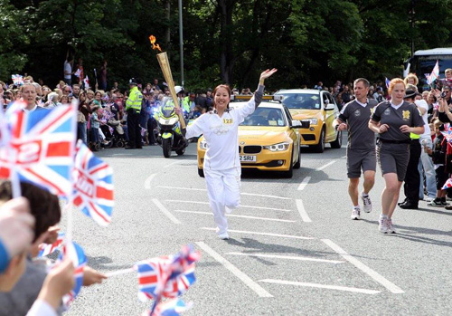 Hoa hậu thế giới người Việt 2007 Ngô Phương Lan tại Lễ rước đuốc Olympic London 2012 - Ảnh: FBNV