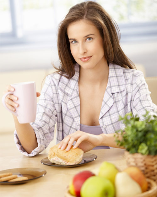 Nên có bữa ăn cân bằng dinh dưỡng và hạn chế chất ngọt - Ảnh: Shutterstock