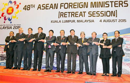 Phó thủ tướng Phạm Bình Minh và Tổng thư  ký ASEAN Lê Lương Minh trong phiên họp kín ngày 4.8