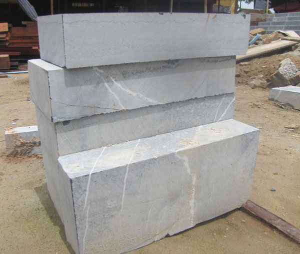 Đá trắng nguyên khối có nguồn gốc từ Thanh Hóa được đưa về xây dựng công trình