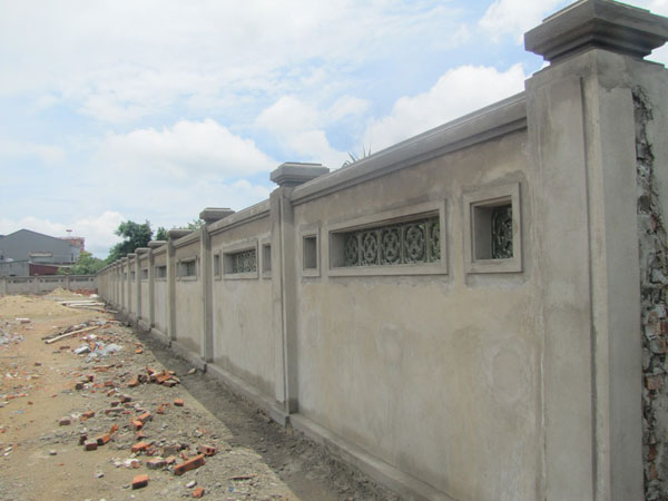 Tường bao xung quanh công trình