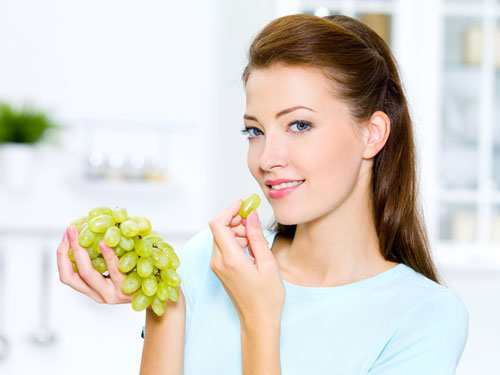 Ăn trái cây giúp bạn đẩy lùi cơn thèm ngọt - Ảnh: Shutterstock
