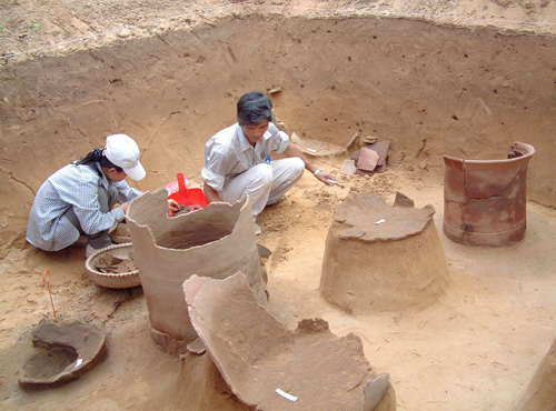  Khai quật mộ chum tại Lai Nghi, từ manh mối của những mảnh gốm vỡ - Ảnh: Mai Hồng Lâm