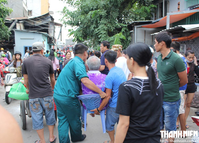 Một cụ ông bị bỏng được đưa đi cấp cứu - Ảnh: Phạm Hữu