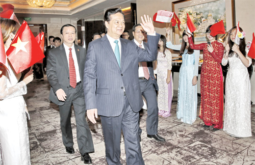 Thủ tướng Nguyễn Tấn Dũng đến Singapore sau khi kết thúc chuyến thăm Malaysia - Ảnh: TTXVN