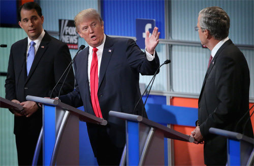 Donald Trump (giữa) khẩu chiến với các đối thủ trong cuộc tranh luận giữa các ứng viên đảng Cộng hòa - Ảnh: AFP