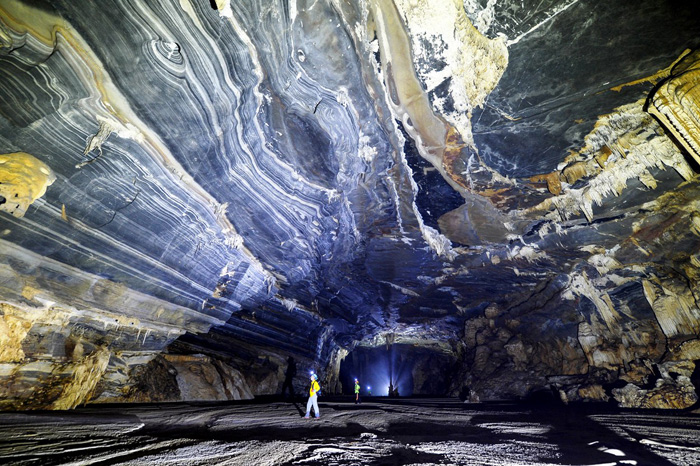 Vòm chính của hang Tiên 2 dài gần 400 m, cao trên 30 m với những viền đá độc đáo