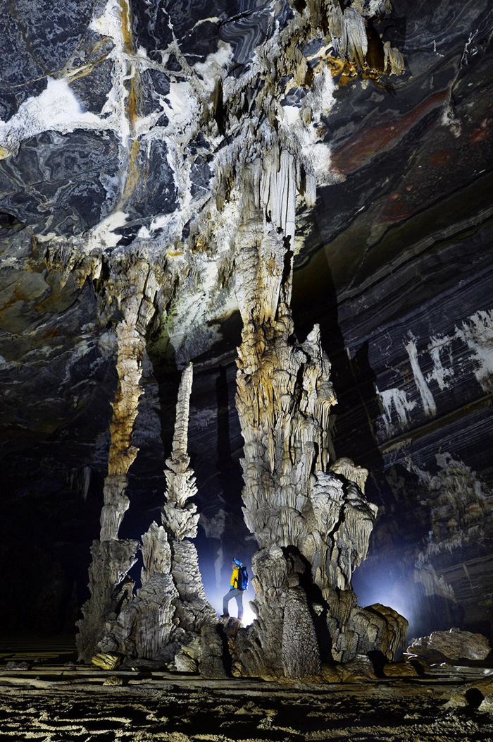 Các cột thạch nhũ cách cửa hang Tiên 2 khoảng 400 m