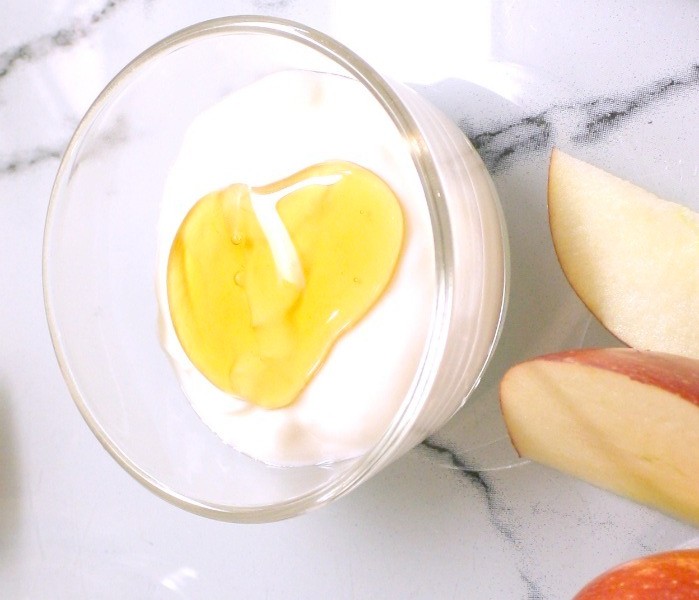 Hỗn hợp kem dưỡng ẩm từ táo, sữa chua và mật ong