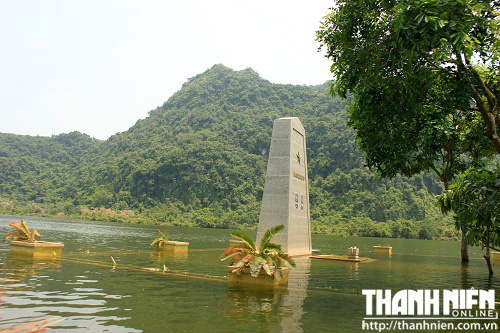 Đài tưởng niệm liệt sĩ giữa mênh mông biển nước