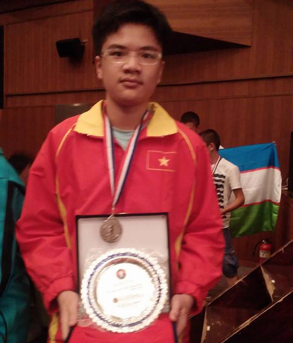 Anh Khôi nhận huy chương vàngcờ vua trẻ châu Á - Ảnh: Anh Thư