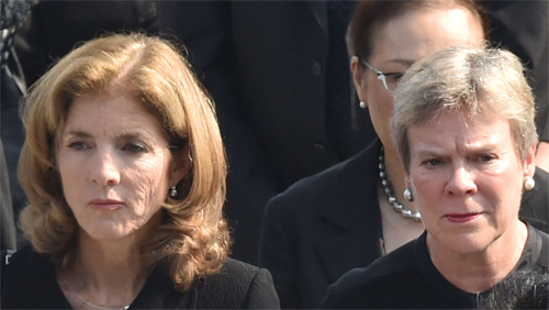 Thứ trưởng Gottemoeller (phải) và Đại sứ Mỹ tại Nhật Bản Caroline Kennedy dự lễ tưởng niệm ở Hiroshima ngày 6.8 - Ảnh: AFP