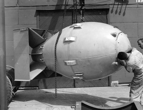 Bom nguyên tử “Fat Man” được chuẩn bị cho chiến dịch hủy diệt Nagasaki năm 1945 - Ảnh: National Archives
