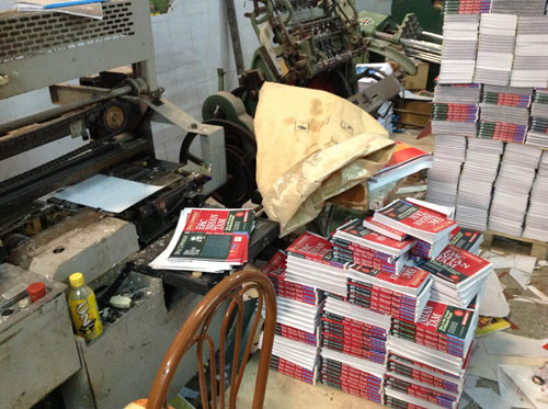 Số sách First News bị in lậu thu giữ được tại Công ty TNHH in Dương Khánh (Số nhà 28, ngõ 129, đường Trường Định, Quận Hai Bà Trưng, Hà Nội) vào chiều 31/5/2015 - Ảnh: First News cung cấp