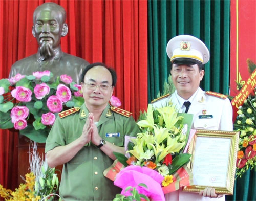 Thượng tướng Bùi Quang Bền, Thứ trưởng Bộ Công an (bìa trái) trao quyết định bổ nhiệm giám đốc Công an tỉnh Thừa Thiên- Huế cho đại tá Lê Quốc Hùng - Ảnh: B.N.L