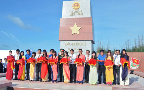Ông Dương Văn An- Phó Bí thư Tỉnh ủy Bình Thuận (thứ 8 từ phải sang) cùng lãnh đạo UBND tỉnh cắt băng khánh thành cột cờ chủ quyền trên đảo Phú Quý - Ảnh: Thanh Hà