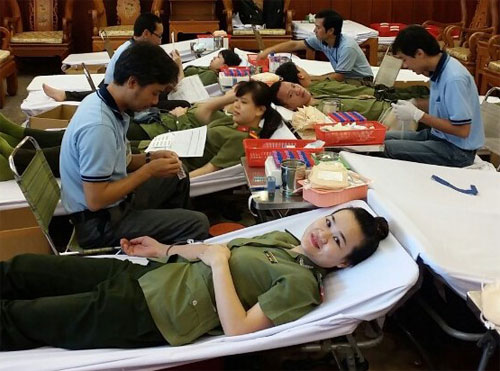 Các chiến sĩ công an hiến máu nhân đạo