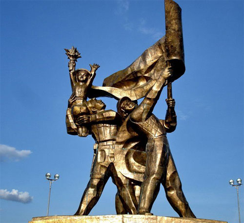 Công trình tượng đài Chiến thắng Điện Biên Phủ (tỉnh Điện Biên) sau khi khánh thành (2004) đã phát hiện bị rút ruột 100 tấn đồng - Ảnh: T.L