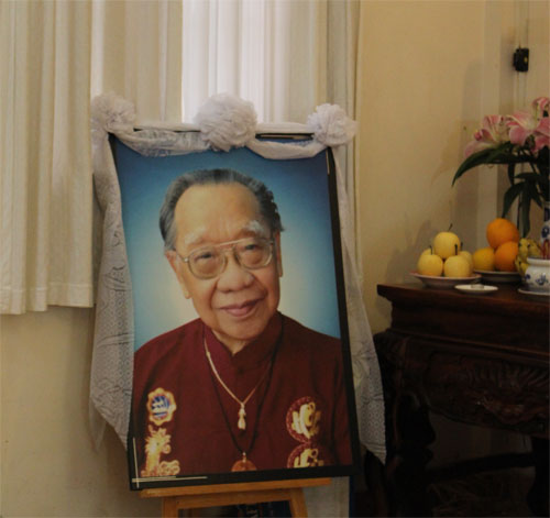 Di ảnh của cố giáo sư vẫn được thờ tại trong nhà - Ảnh: Phan Giang