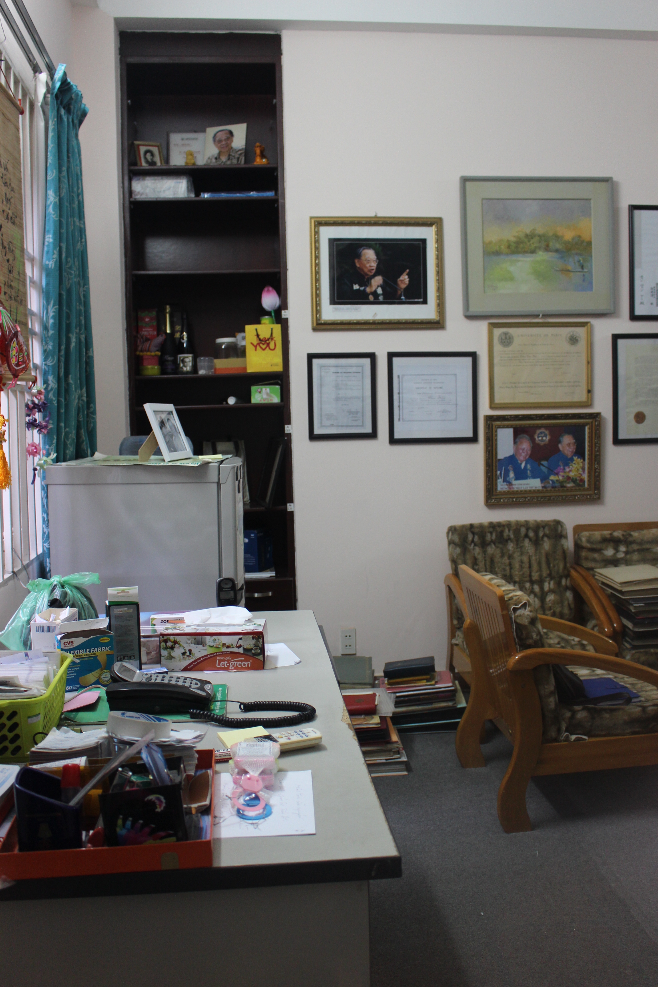 Một góc nhỏ căn phòng nơi giáo sư lúc lâm thời đã sống và làm việc - Ảnh: Phan Giang