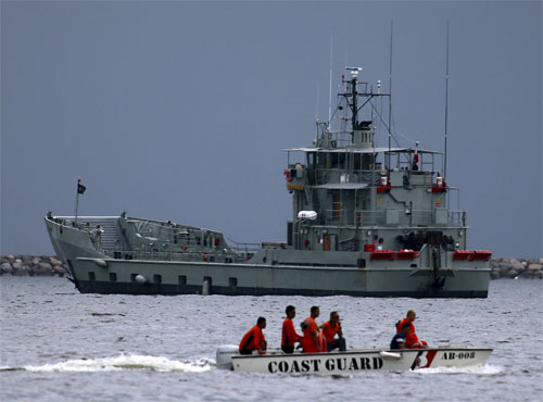 Một trong hai tàu đổ bộ Úc tặng cho Philippines neo đậu tại một vịnh ở Manila ngày 9.8 - Ảnh: Reuters