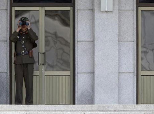 Một binh sĩ Triều Tiên quan sát các hoạt động ở phía nam Bàn Môn Điếm trong khu phi quân sự giữa hai miền Triều Tiên - Ảnh: Reuters