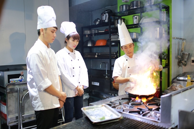 Sinh viên Hoa Sen College ngành Quản trị Nhà hàng trong một buổi thực hành